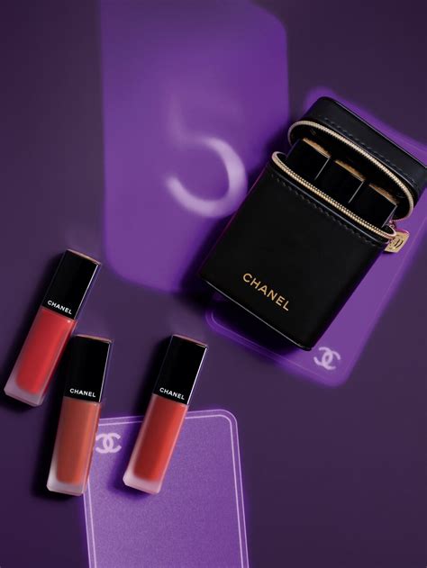 LE COFFRET Estuche con barra de labios y recargas .